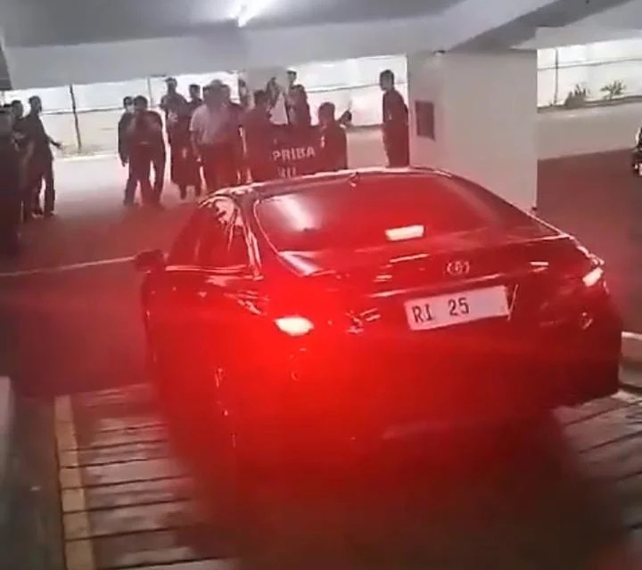 VIRAL, Mobil Hitam RI 25 Didemo Anak Buahnya Sendiri, Ada Menteri Siapa di Dalamnya – jabarekspres.com